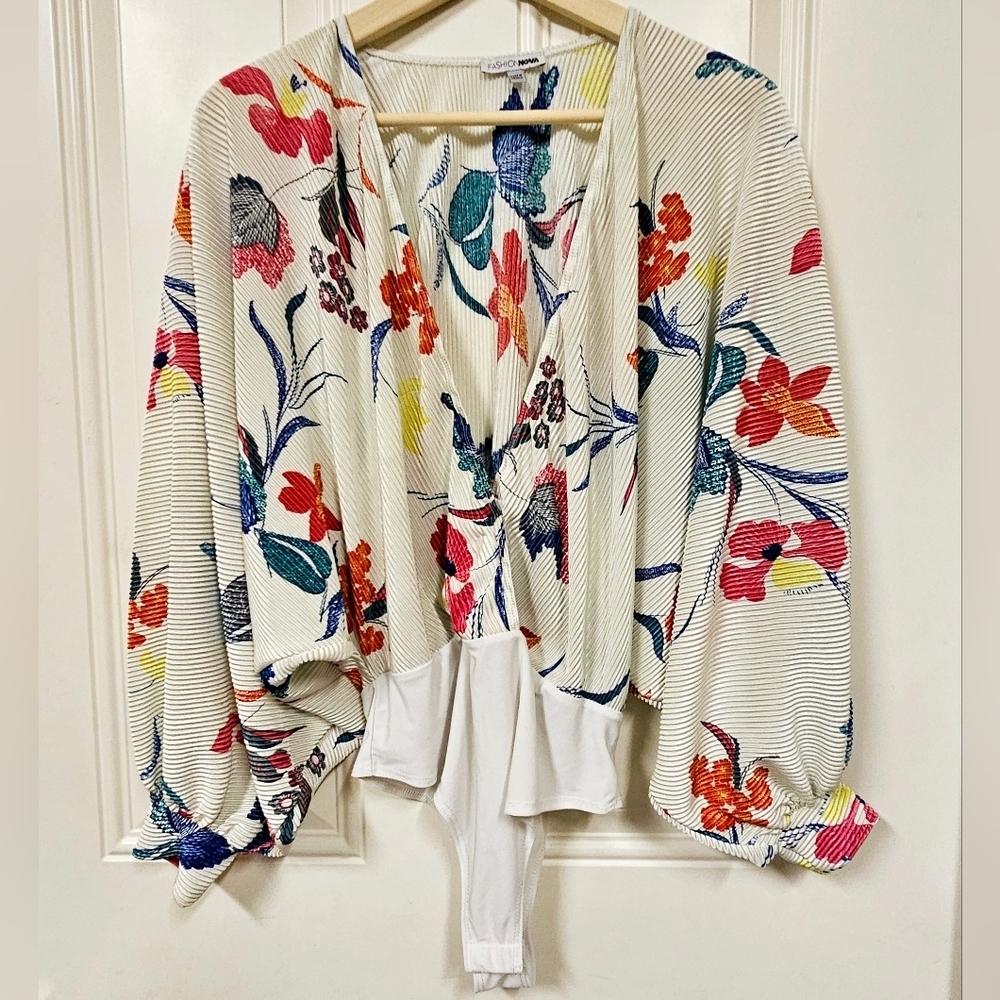COPY - Fashion Nova Floral flowers pleated bishop sleeve Bodysuit blouse size L - Picture 2 of 12